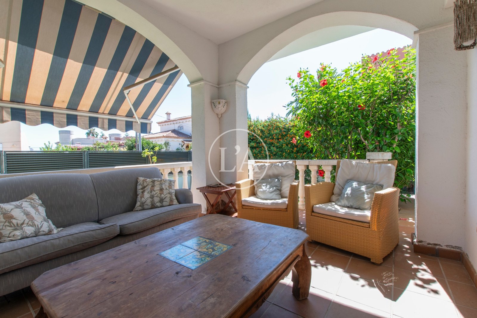 Casa unifamiliar con piscina en la Dorada Cambrils mesa porche
