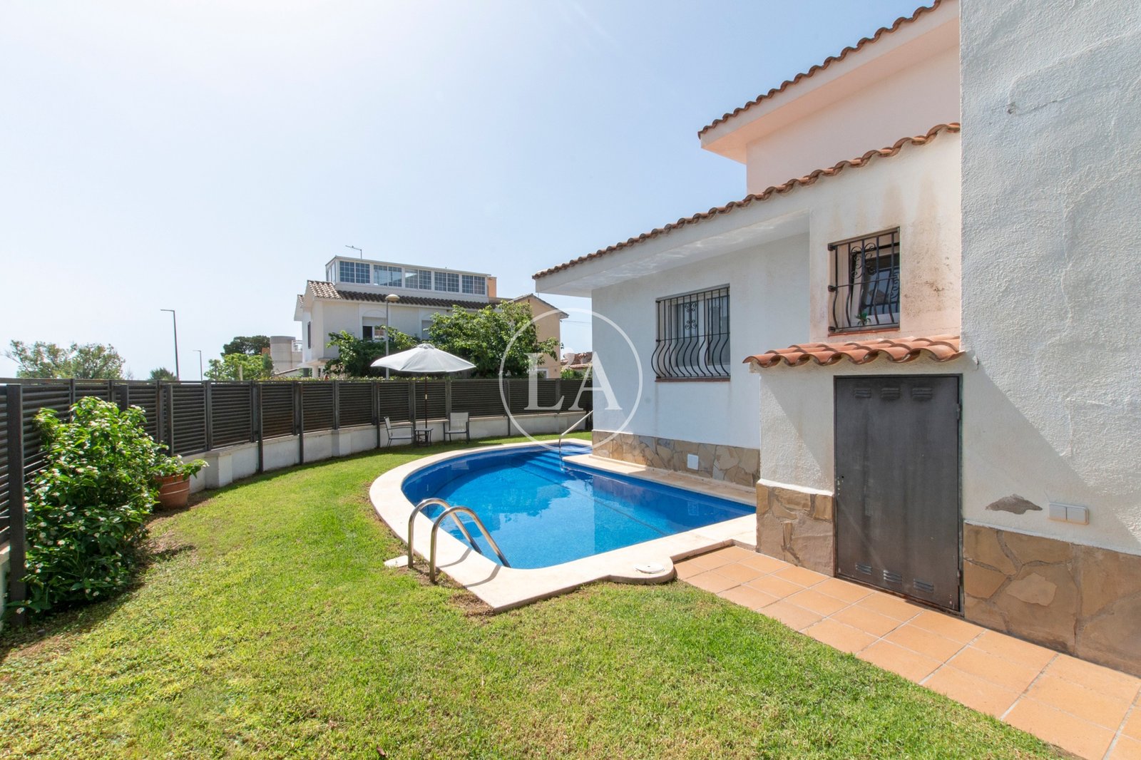 Casa unifamiliar con piscina en la Dorada Cambrils jardín piscina