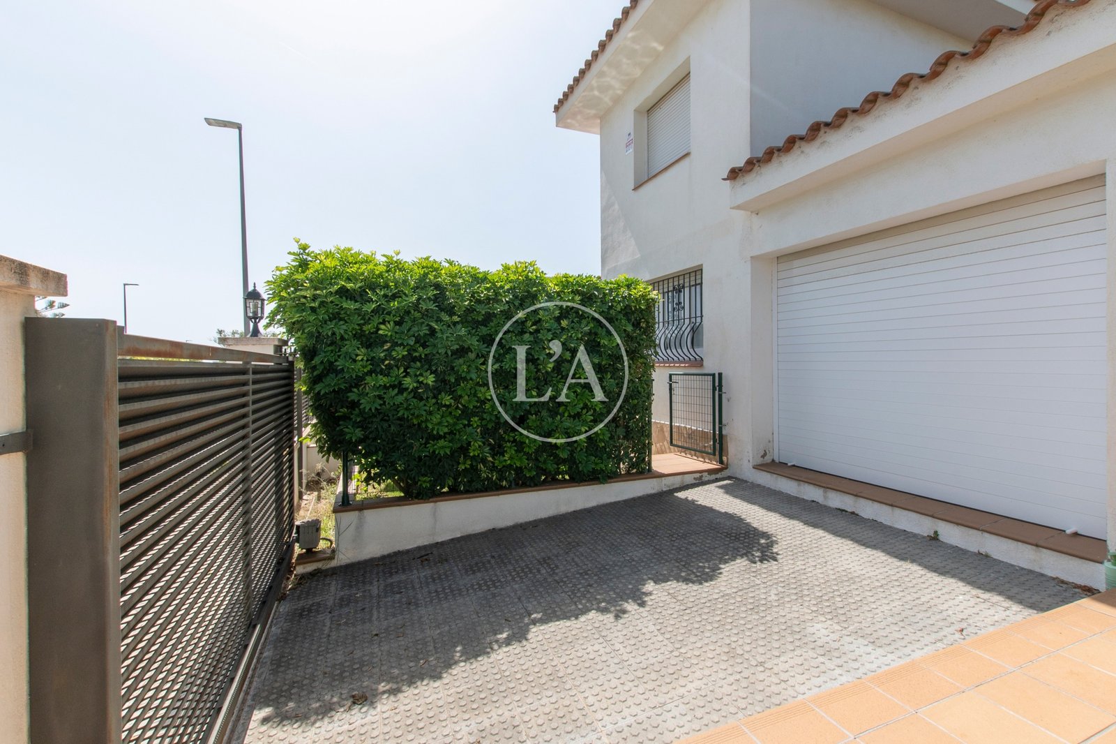 Casa unifamiliar con piscina en la Dorada Cambrils entrada garaje