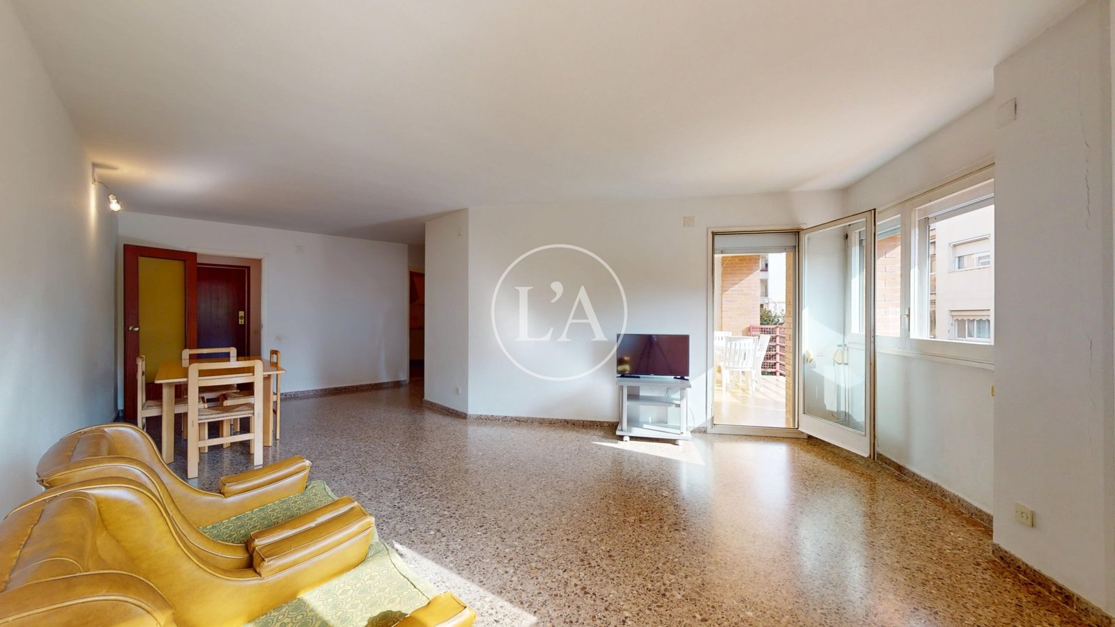 Piso de cuatro habitaciones en Cambrils salida terraza