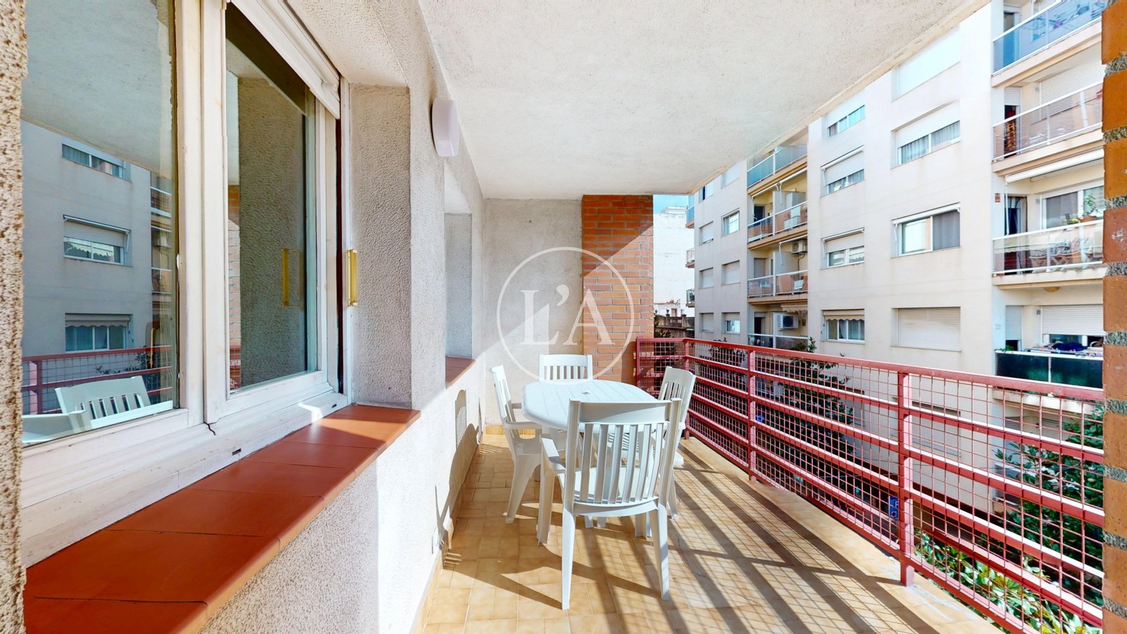 Piso de cuatro habitaciones en Cambrils mesa terraza