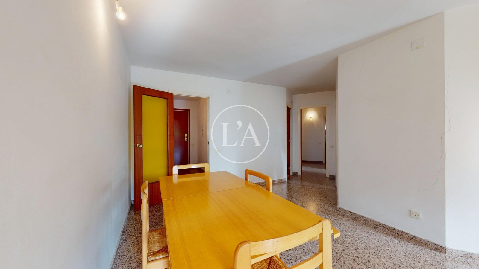 Piso de cuatro habitaciones en Cambrils comedor a reformar