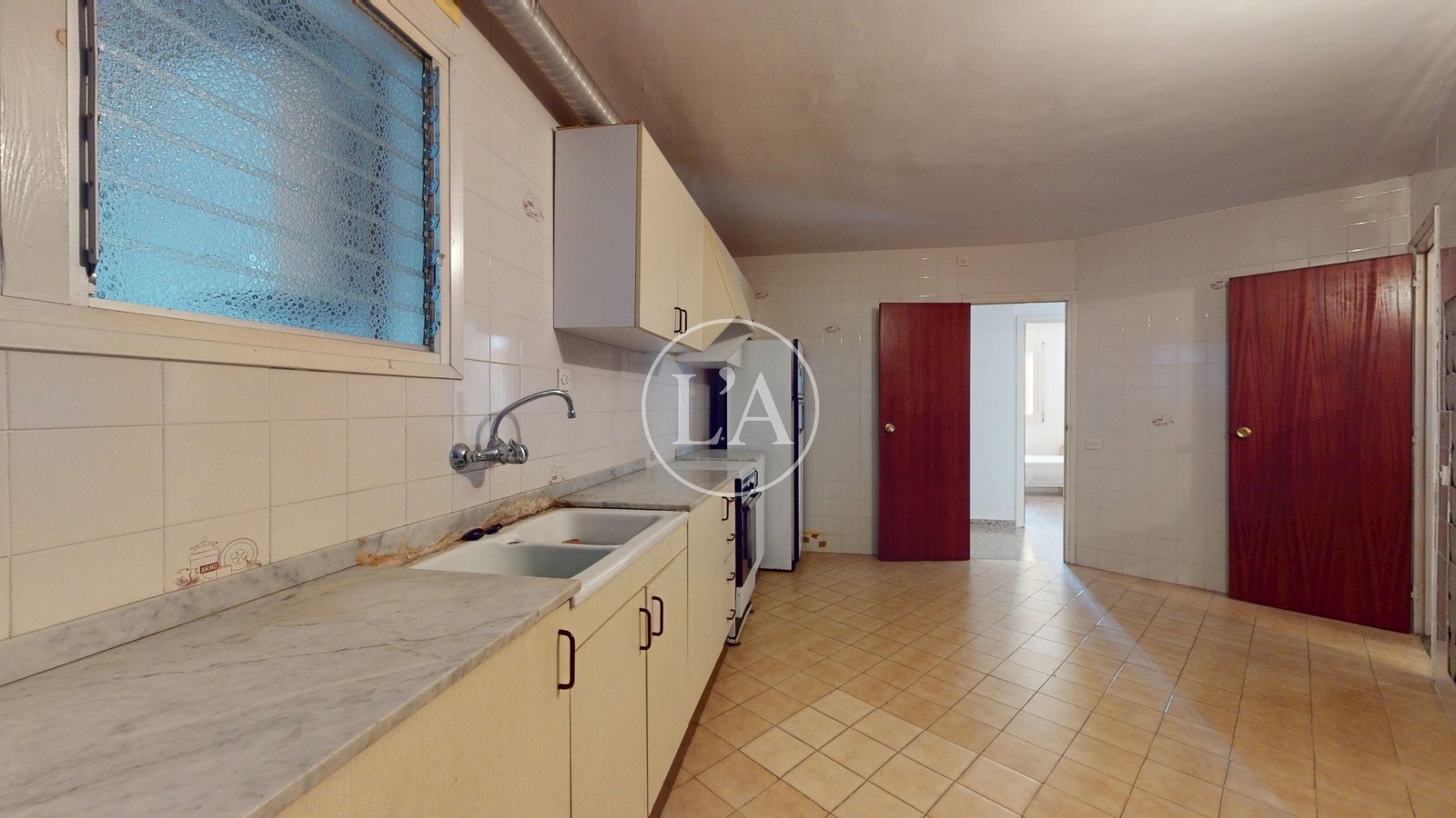 Piso de cuatro habitaciones en Cambrils salida cocina