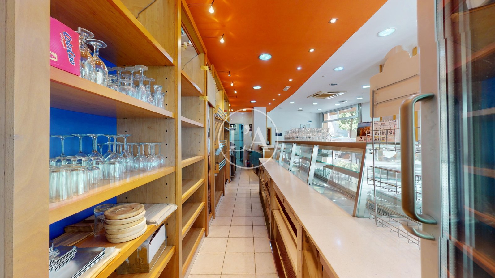 Bar cafetería en alquiler en avenida Baix Camp, Cambrils – estanterías
