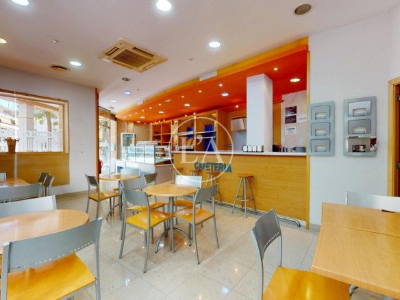 Bar cafetería en alquiler en avenida Baix Camp, Cambrils – mesas comedor