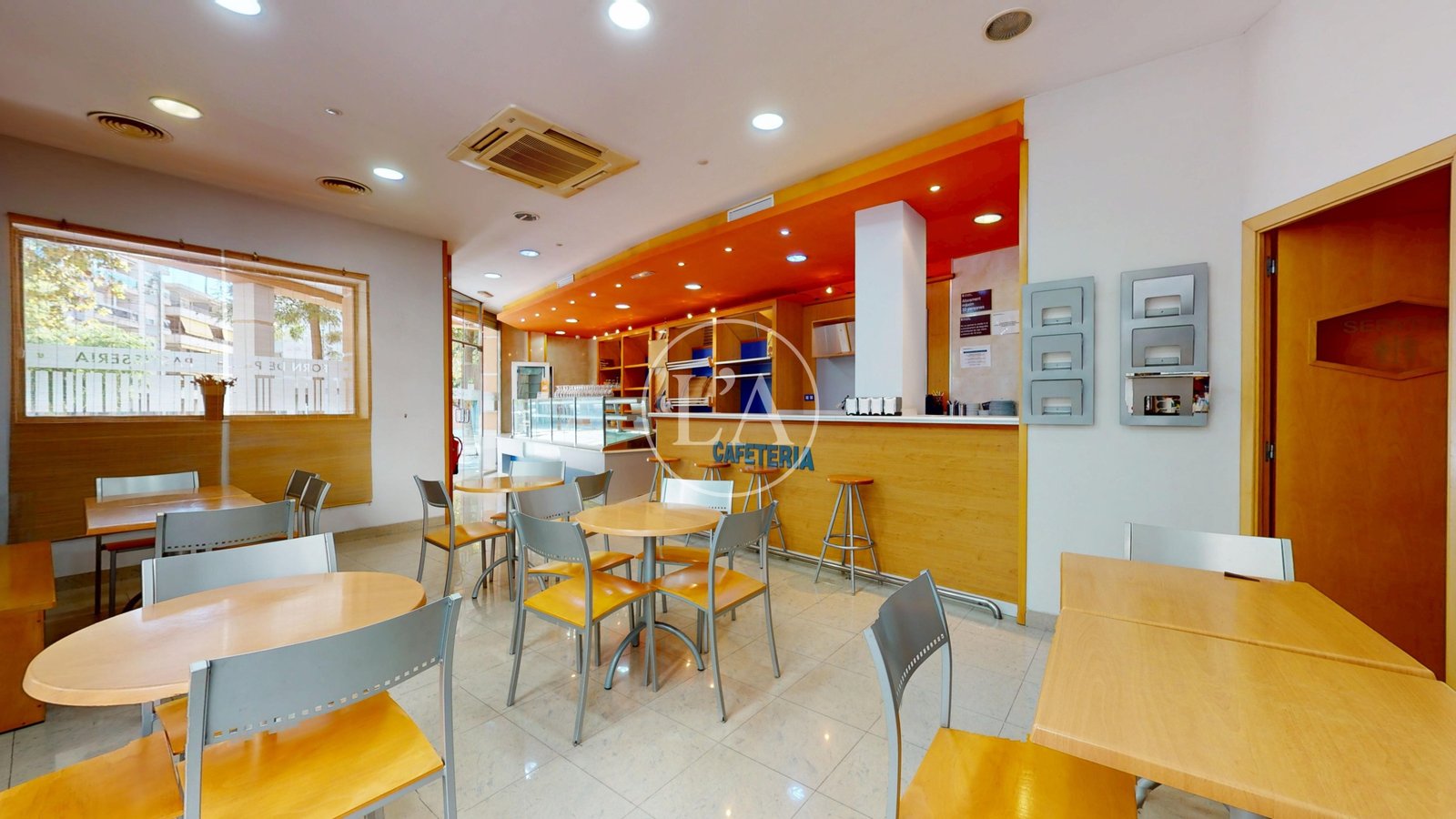 Bar cafetería en alquiler en avenida Baix Camp, Cambrils – mesas comedor