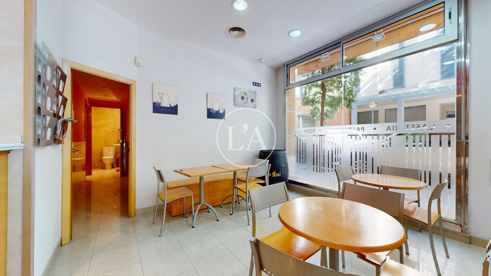 Bar cafetería en alquiler en avenida Baix Camp, Cambrils – mesas interiores