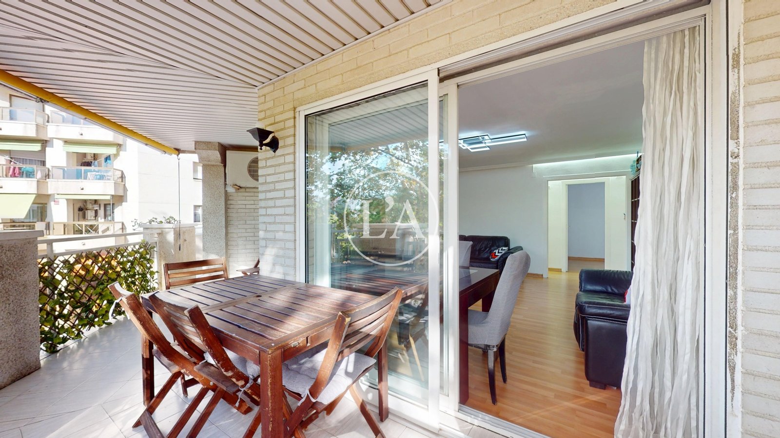 Piso esquinero con terraza en Cambrils doble ventana