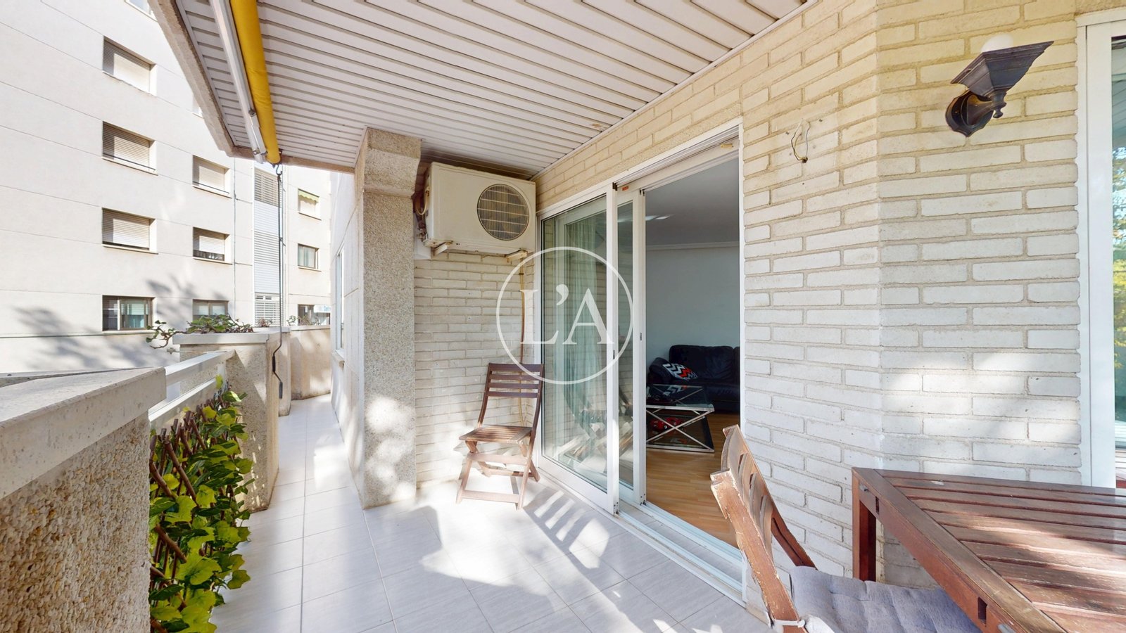 Piso esquinero con terraza en Cambrils compresor aire