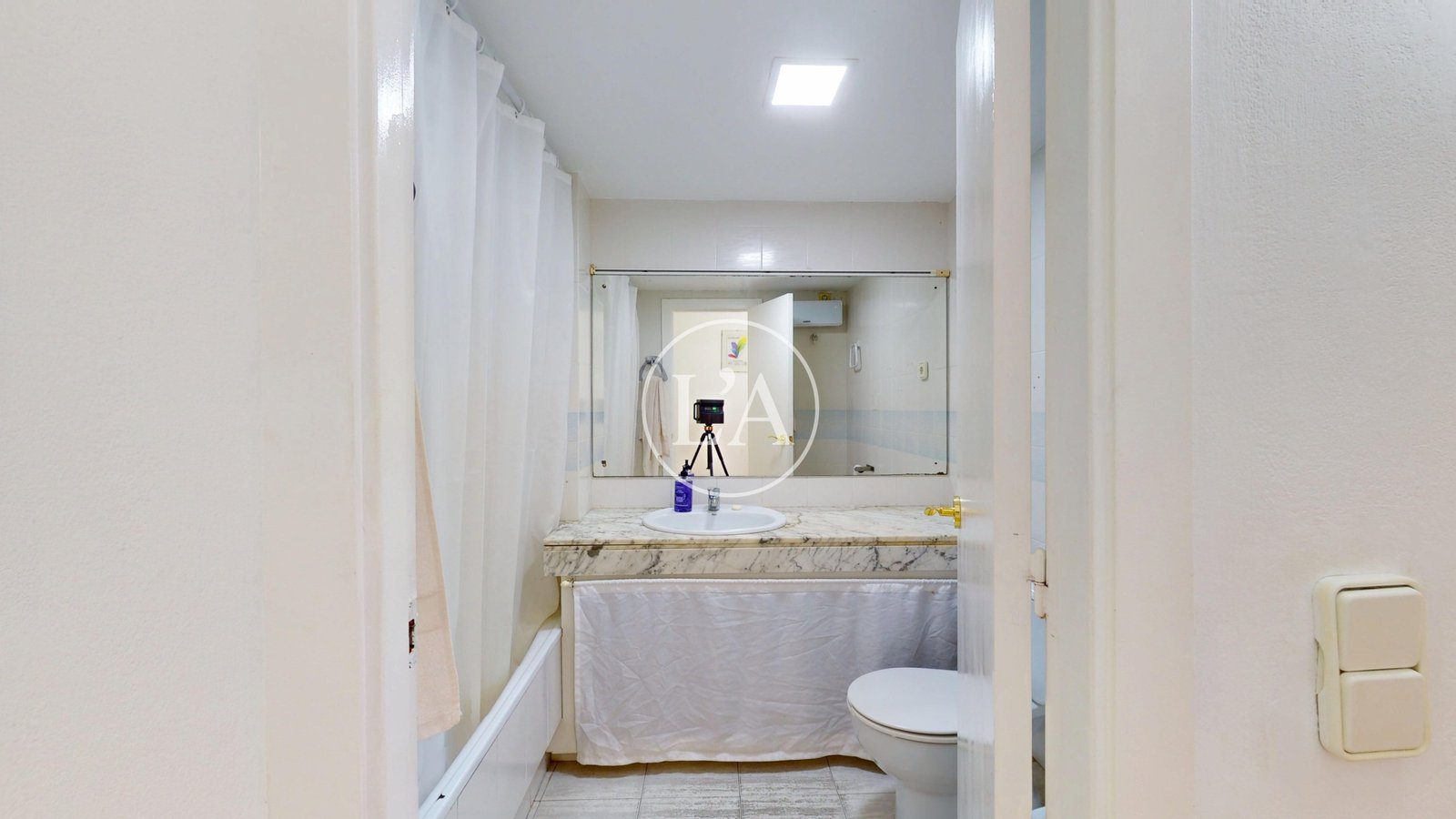 Piso esquinero con terraza en Cambrils entrada baño suite