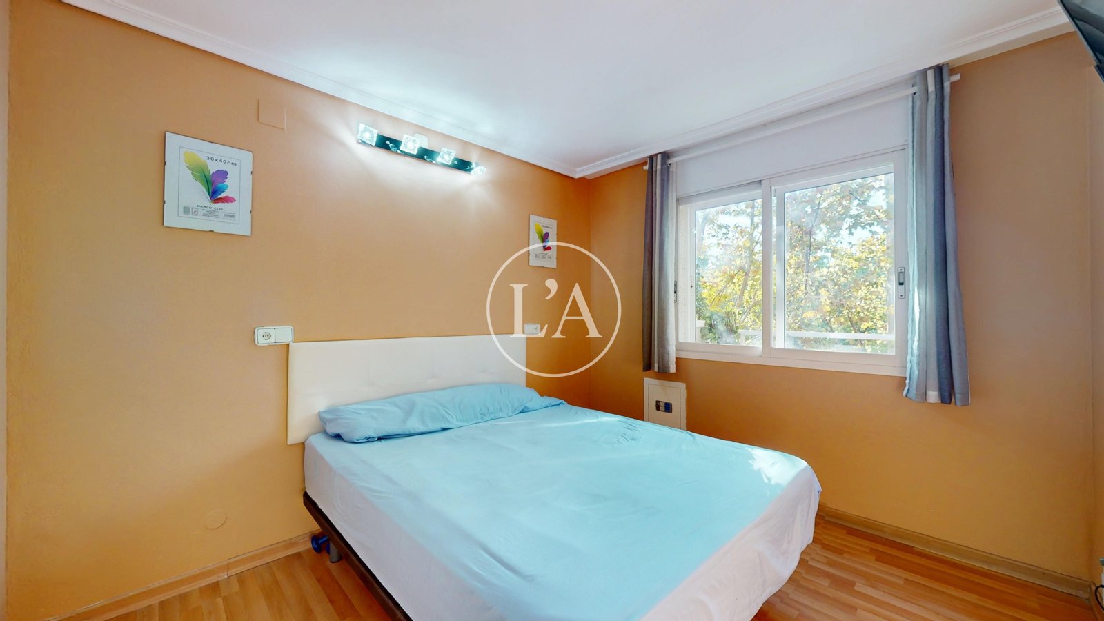 Piso esquinero con terraza en Cambrils cama suite
