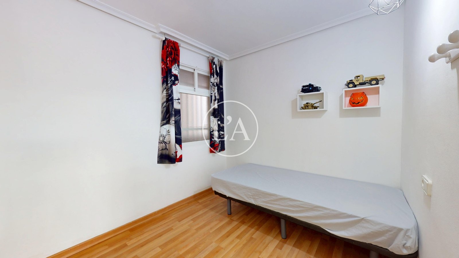 Piso esquinero con terraza en Cambrils habitación
