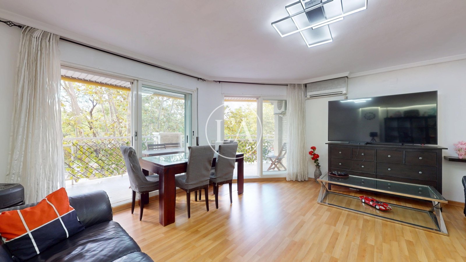 Piso esquinero con terraza en Cambrils muebles salón