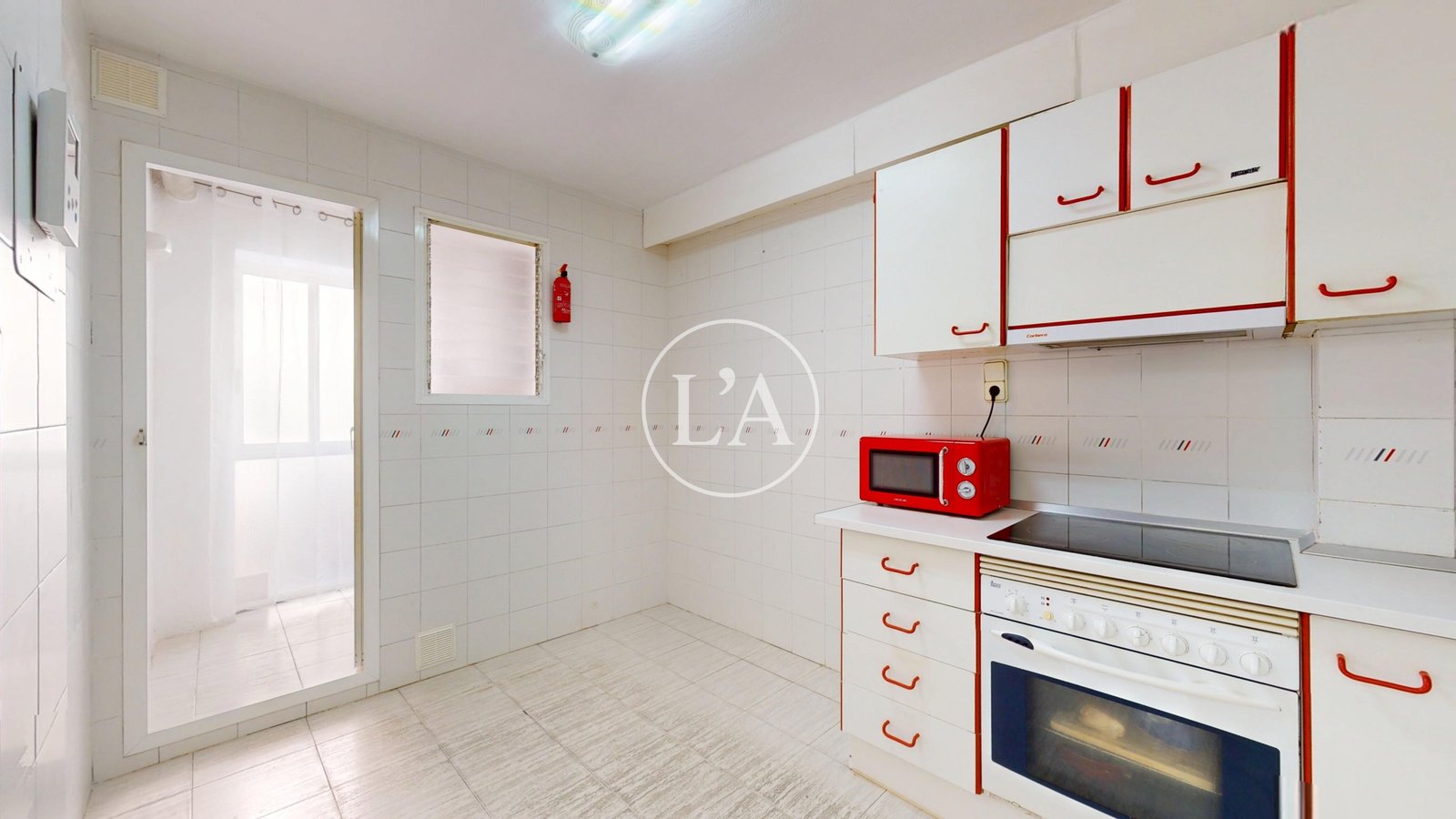 Piso esquinero con terraza en Cambrils cocina independiente
