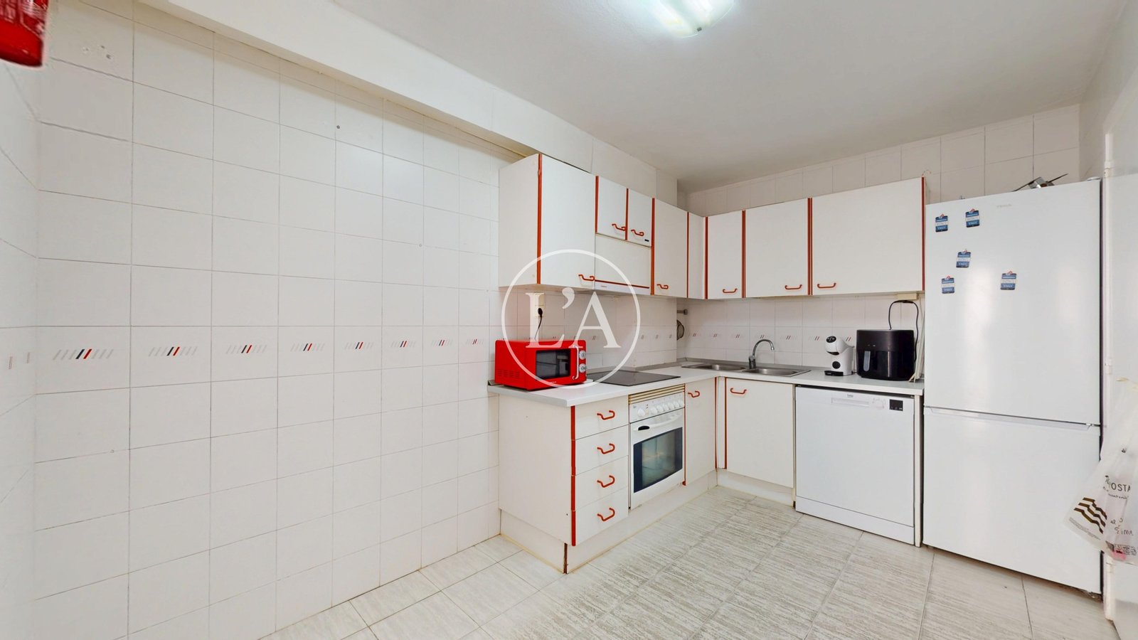 Piso esquinero con terraza en Cambrils muebles cocina