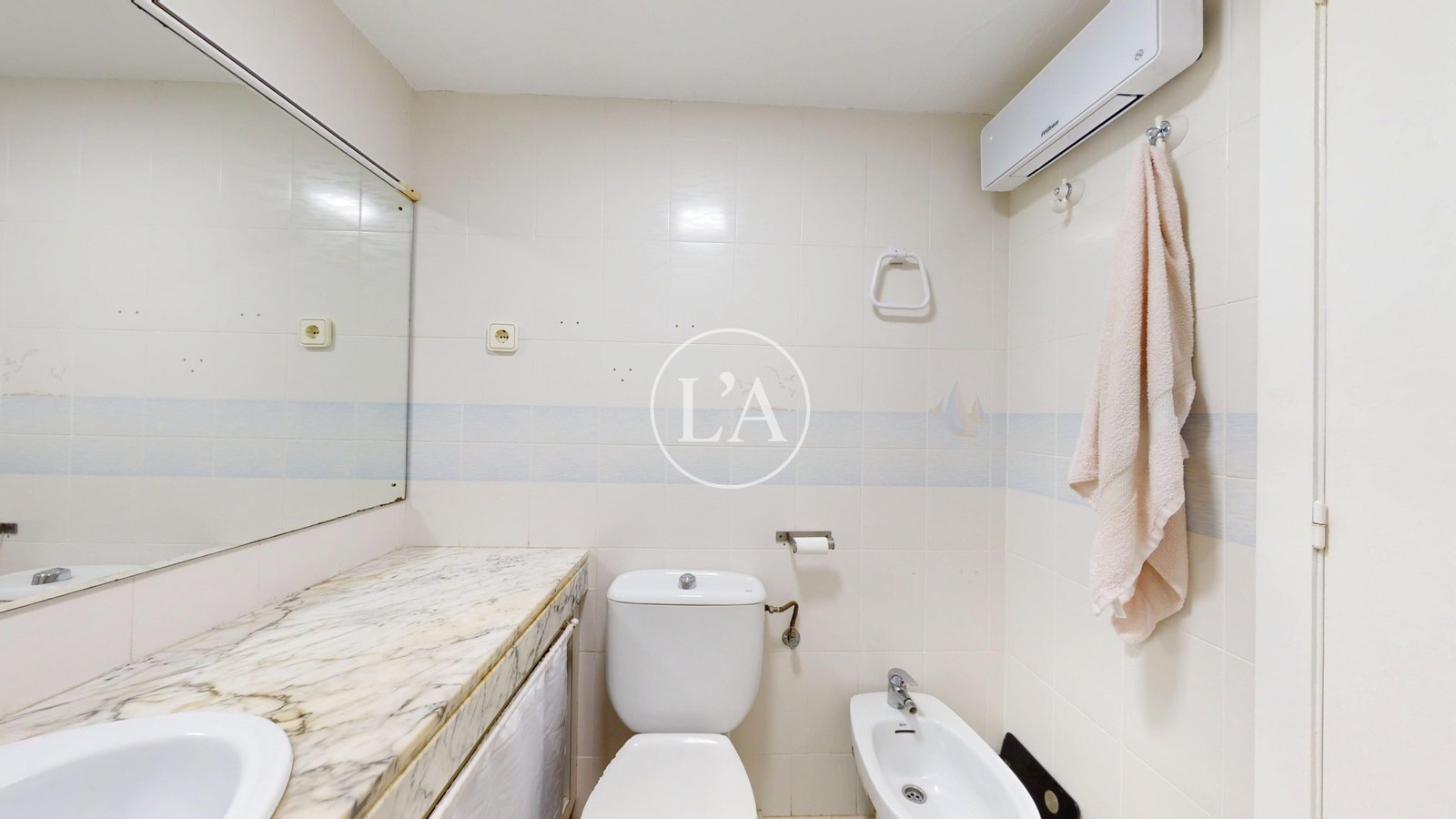 Piso esquinero con terraza en Cambrils baño suite