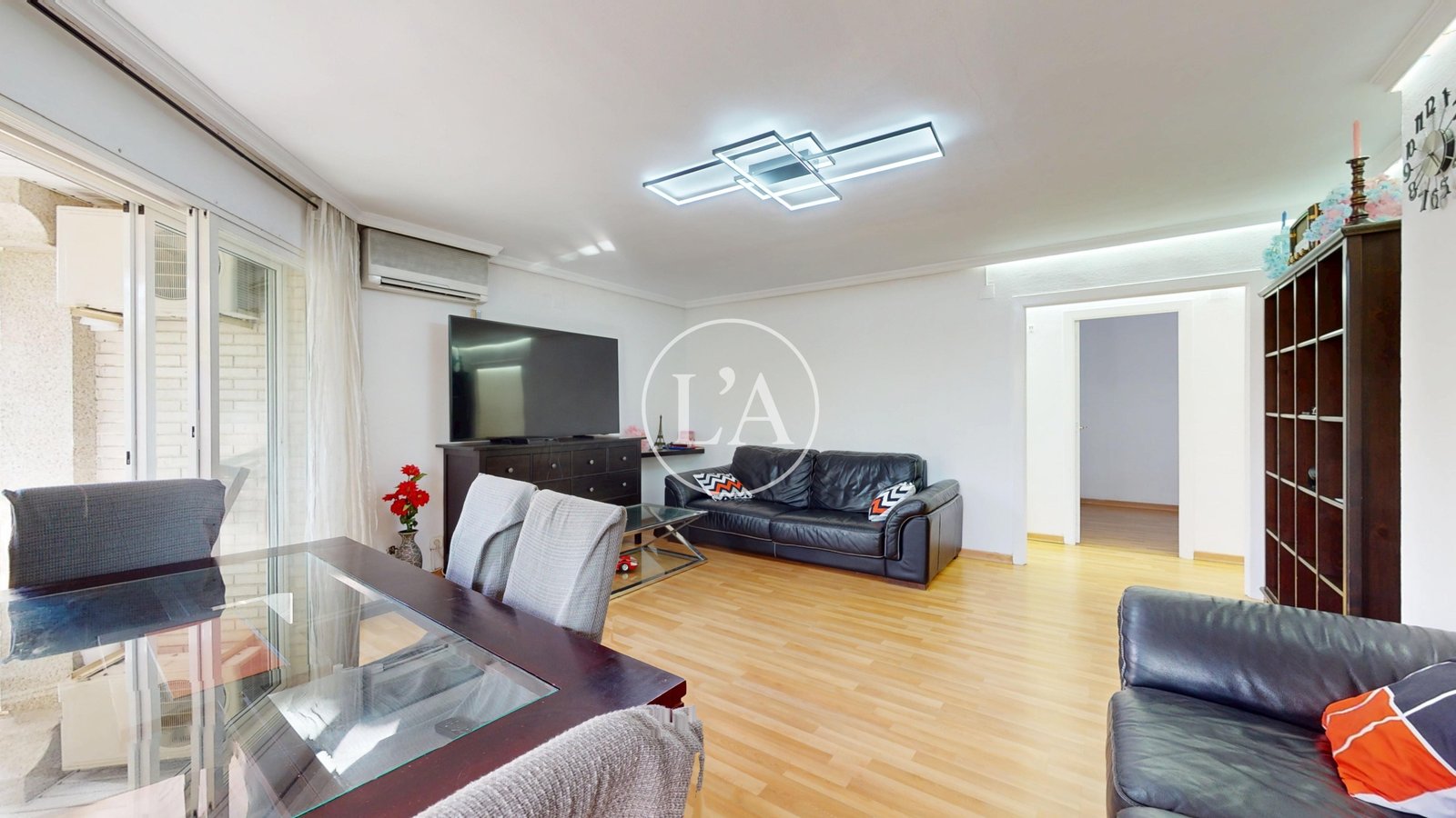 Piso esquinero con terraza en Cambrils mesa comedor