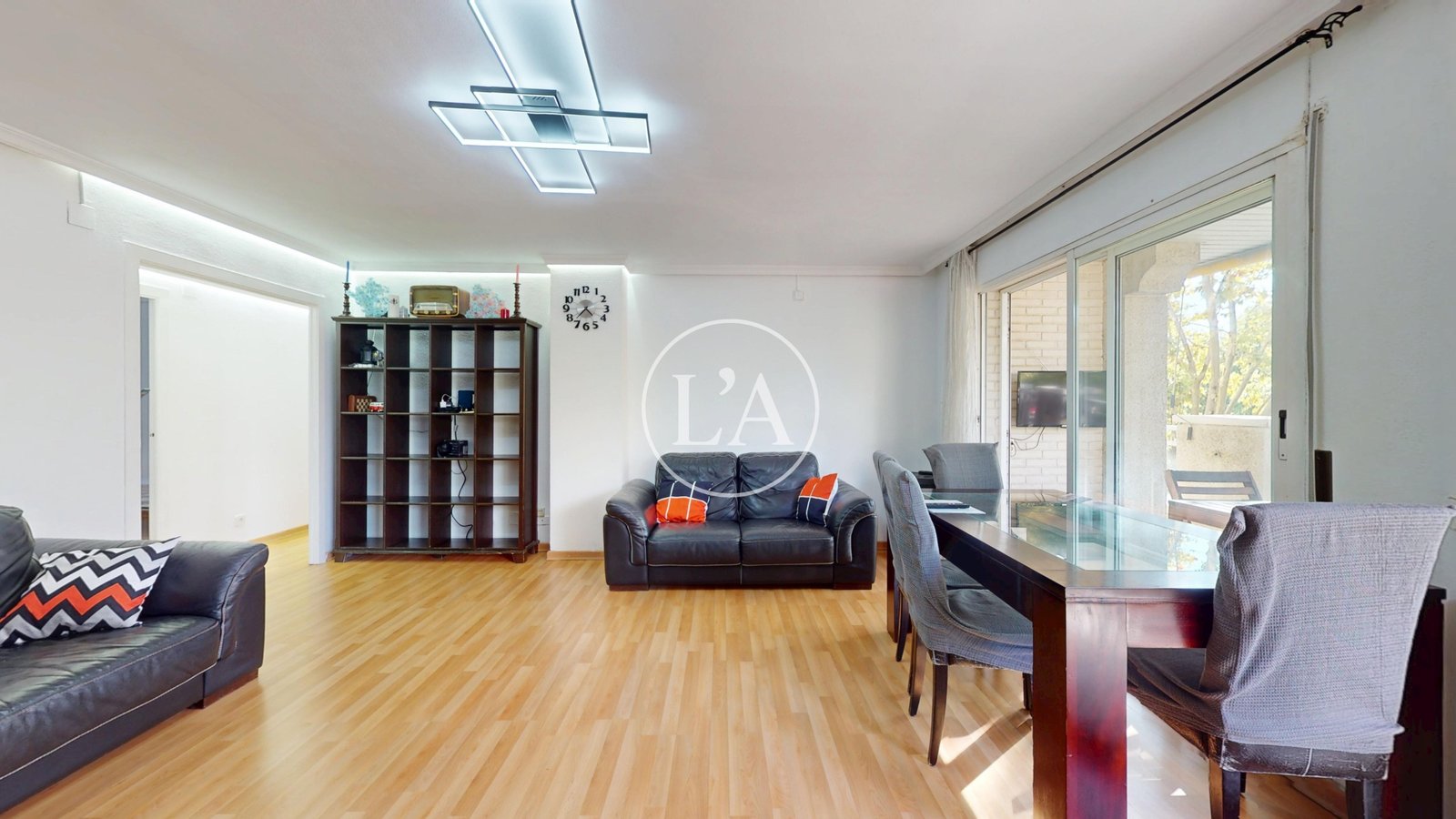 Piso esquinero con terraza en Cambrils sofá
